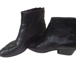 Vince Camuto Sz 6 Zip Back Booties